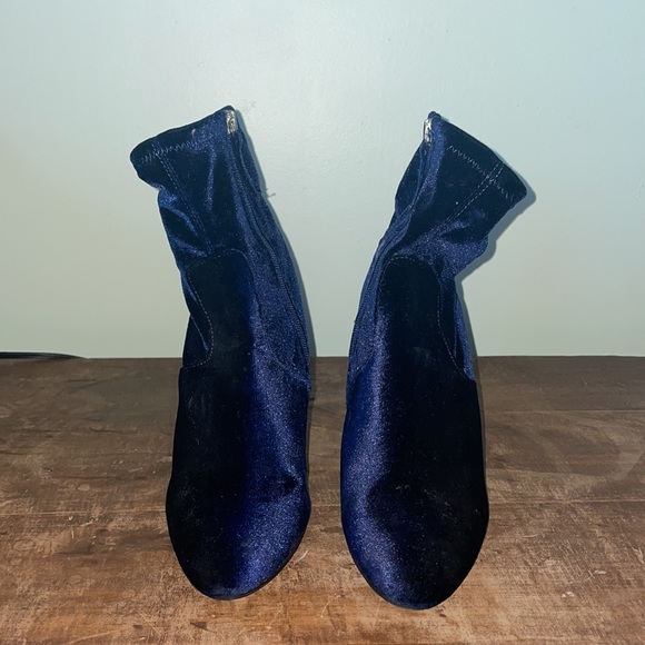 Barely worn velvet sockbooties - Picture 2 of 4